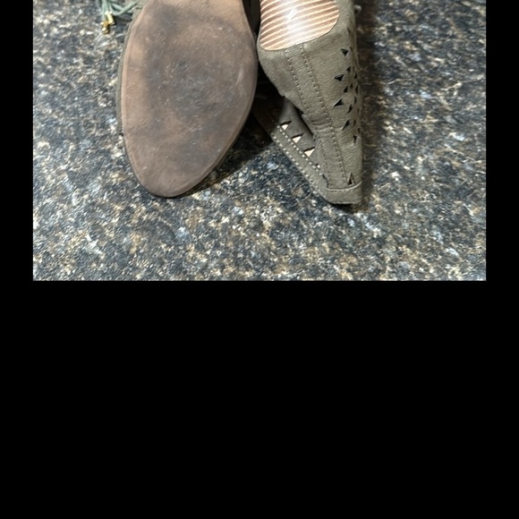 Lot American Eagle Yellow Slingback Wedge Sandals

Lace-Up Peep Toe Ankle Wedges - Picture 8 of 8